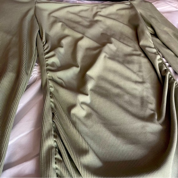 SHEIN Ribbed Knit Scooped Neck Ruched Dresd - Picture 6 of 6